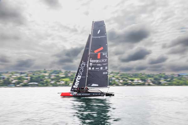 Voilier M2 tera solar sur le lac léman