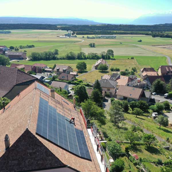 Installation de panneaux solaires photovoltaïques sur le toit d'un corps de ferme / villa à Montricher, Vaud