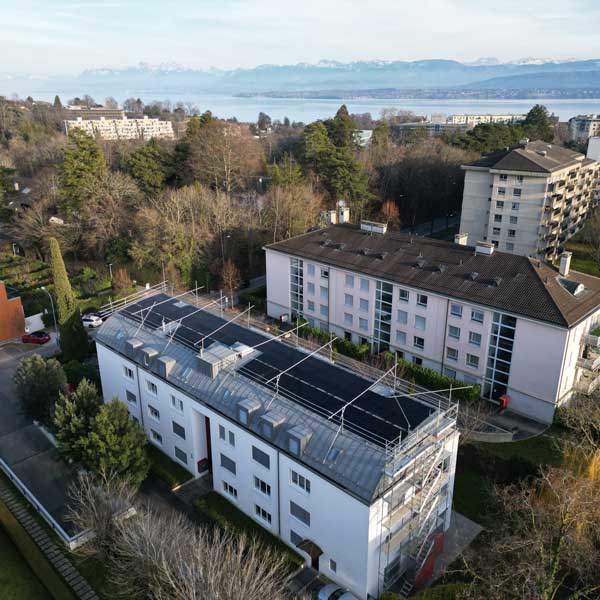 Installation solaire photovoltaïque sur un petit immeuble PPE, Nyon