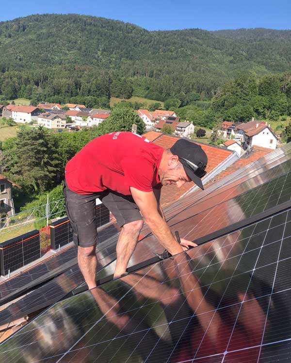 Sylvain Helme, le contremaître chez tera solar en train de réaliser une installation de panneaux solaires photovoltaïques