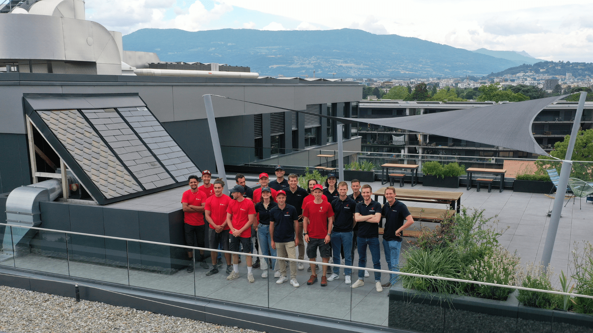 l'équipe de tera solar avec des panneaux solaires photovoltaïques